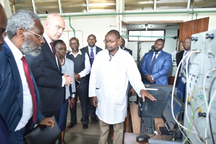 UoN chancellor Tours FoE