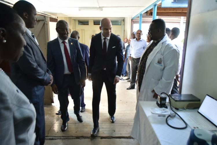 UoN chancellor Tours FoE